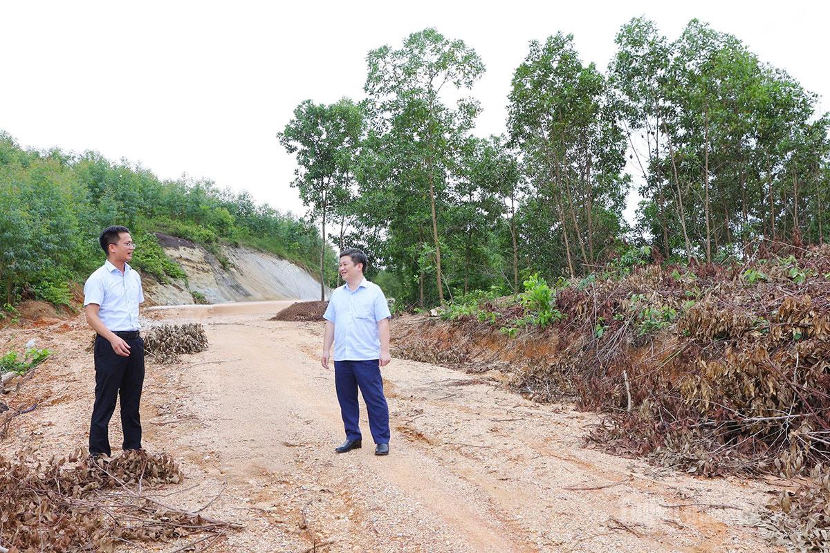 Lãnh đạo  xã Trường Sinh kiểm tra tiến độ thi công tuyến đường giao thông liên thôn tại thôn Thắng Lợi.