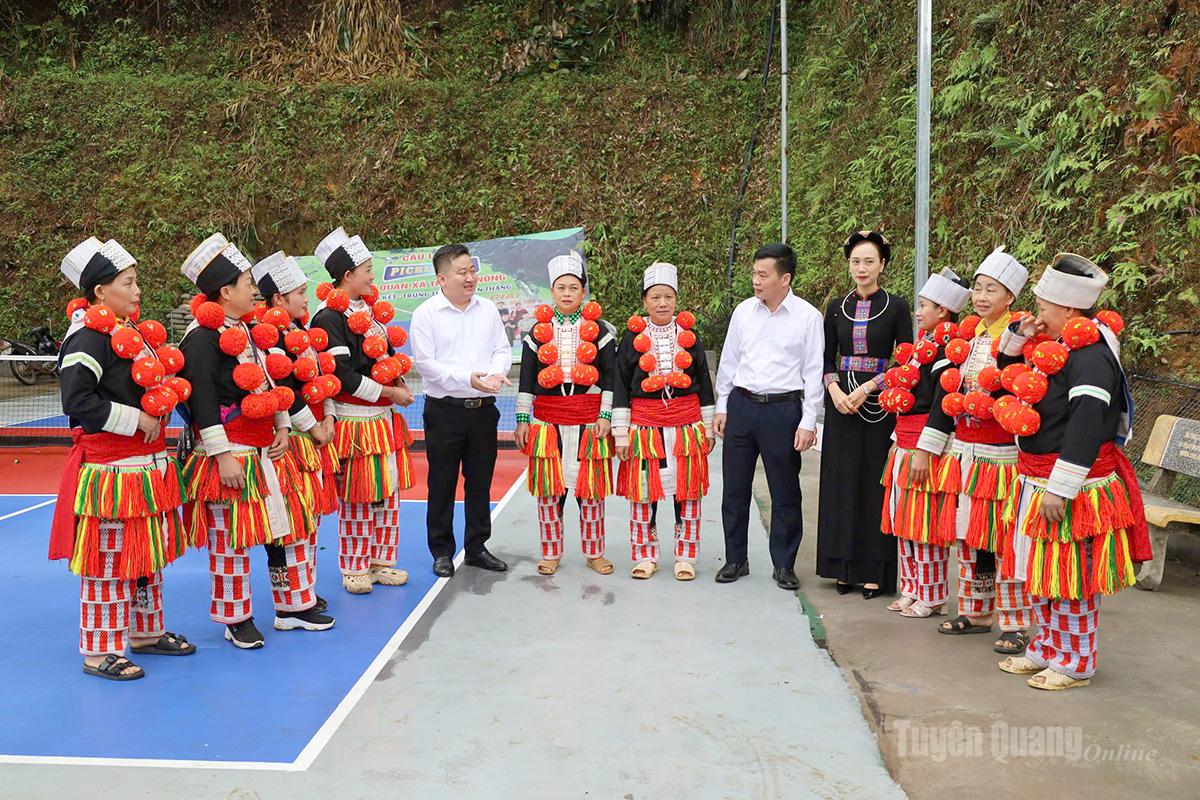 Lãnh đạo xã Thượng Nông  tuyên truyền người dân địa phương các chính sách hỗ trợ xuất khẩu lao động.