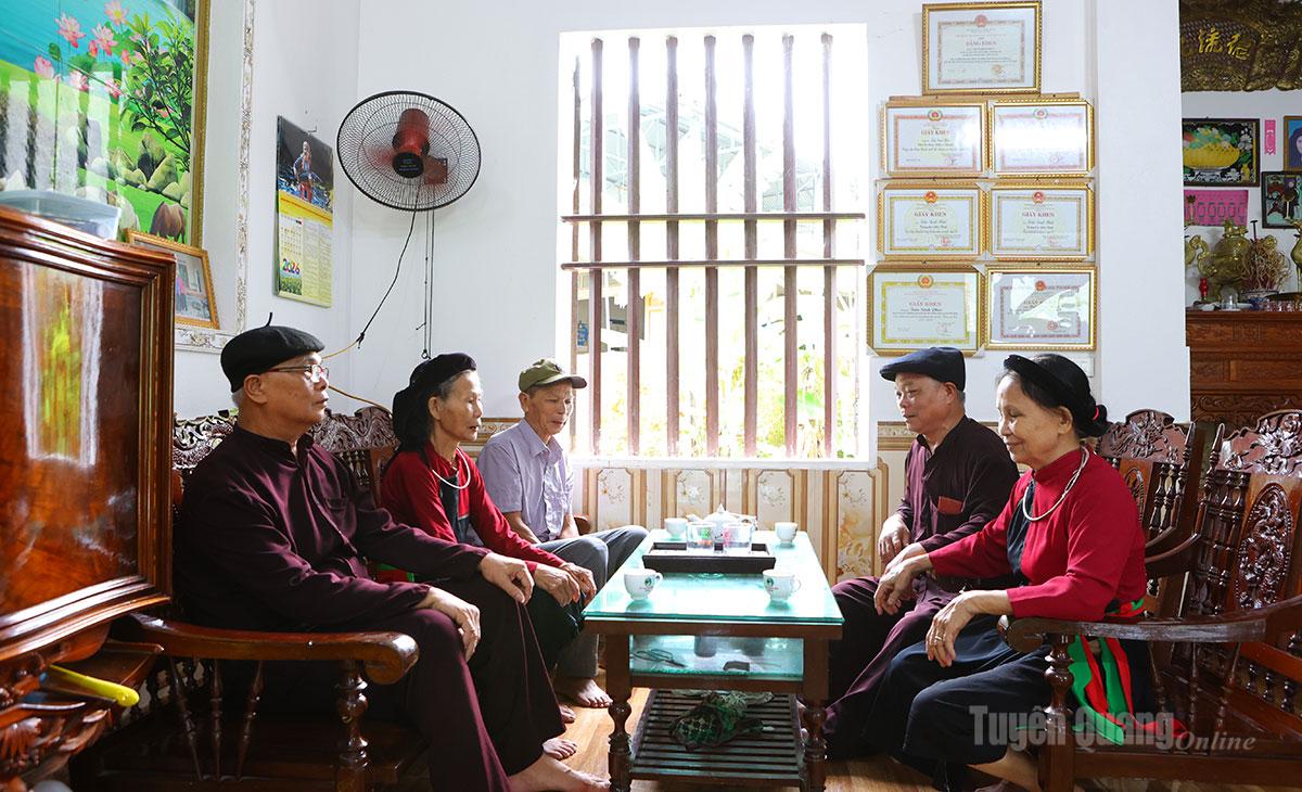 Ông Trần Văn Phúc (ngồi đầu bên trái) và ông Trần Ngọc Ân (ngồi bên trong tay phải) người có uy tín thôn Xóm Nứa, xã Trường Sinh đến từng hộ gia đình tuyên truyền, vận động nhân dân chấp hành tốt chủ trương, chính sách của Đảng và Nhà nước.