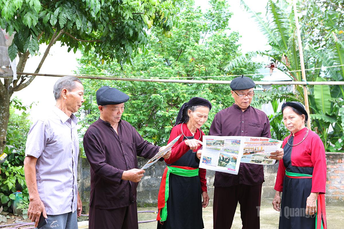 Người có uy tín thôn Xóm Nứa, xã Trường Sinh sử dụng ấn phẩm Báo Tuyên Quang làm tài liệu tuyên truyền, vận động nhân dân.