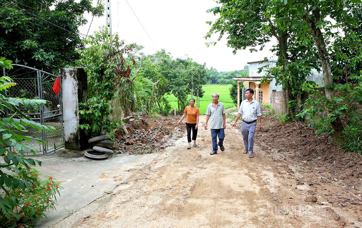 Ông Nguyễn Xuân Viện (ngoài cùng bên phải), người có uy tín thôn Sùng Lễ vận động nhân dân hiến đất mở đường.