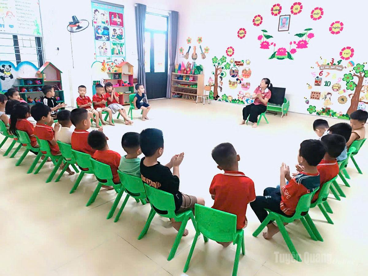 Trường Mầm non Sơn Nam tổ chức hoạt động đón trẻ đến trường.