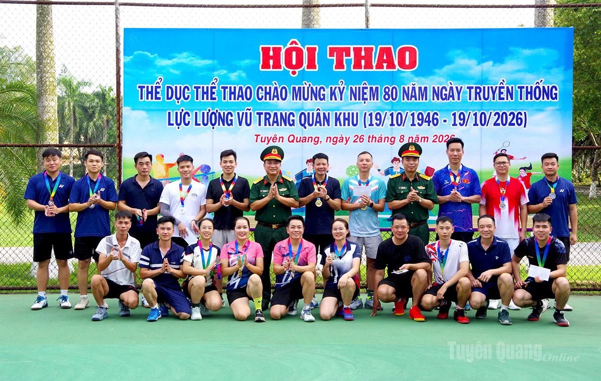 Ban tổ chức trao giải cho các vận động viên có thành tích cao trong Hội thao.