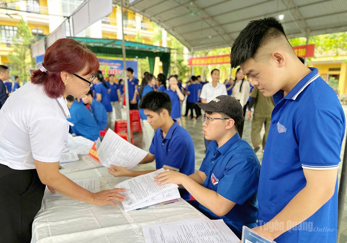 Đoàn viên, thanh niên, người lao động được tư vấn, định hướng, lựa chọn ngành nghề phù hợp tại phiên giao dịch việc làm.