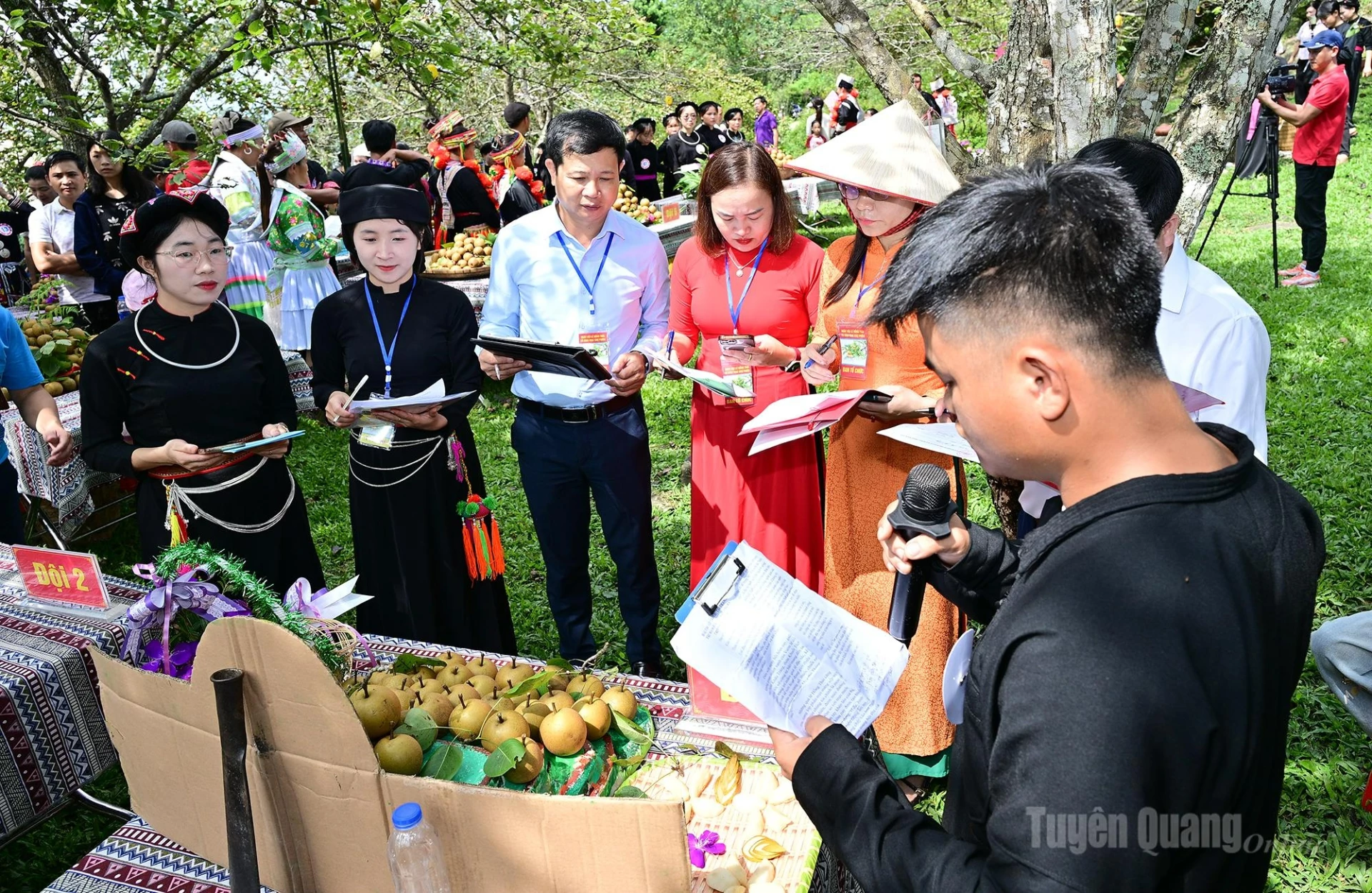 Teams take part in the presentation contest.
