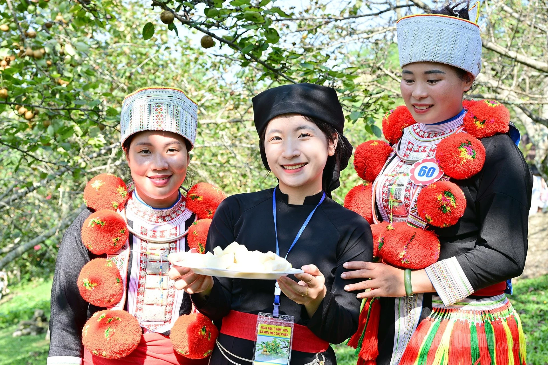 Freshly sliced pears are served to delegates and distinguished guests.