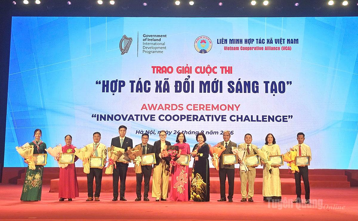 Lãnh đạo Liên minh HTX Việt Nam trao giải.