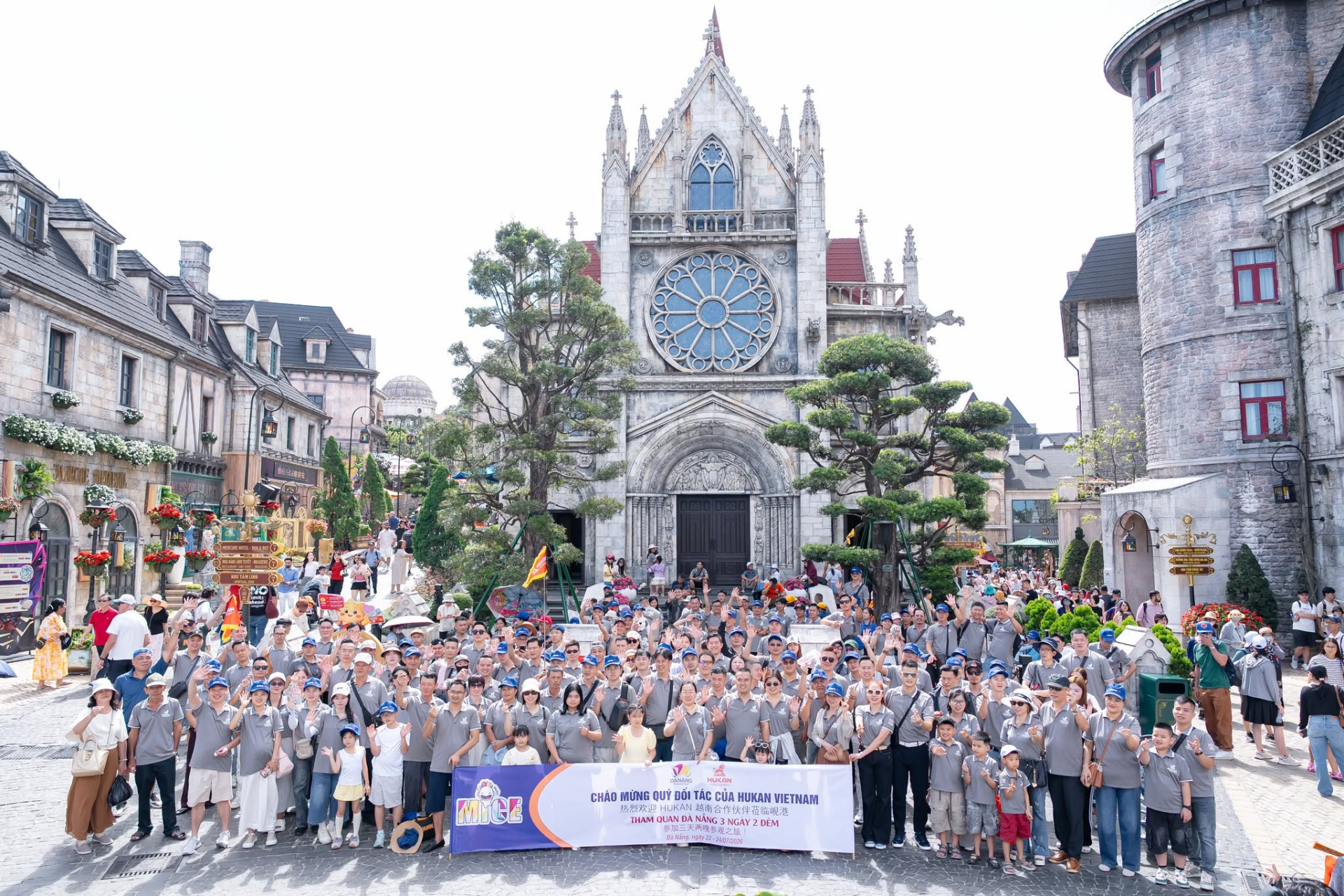 Đoàn MICE 250 khách Hukan Việt Nam check-in Bà Nà Hills.