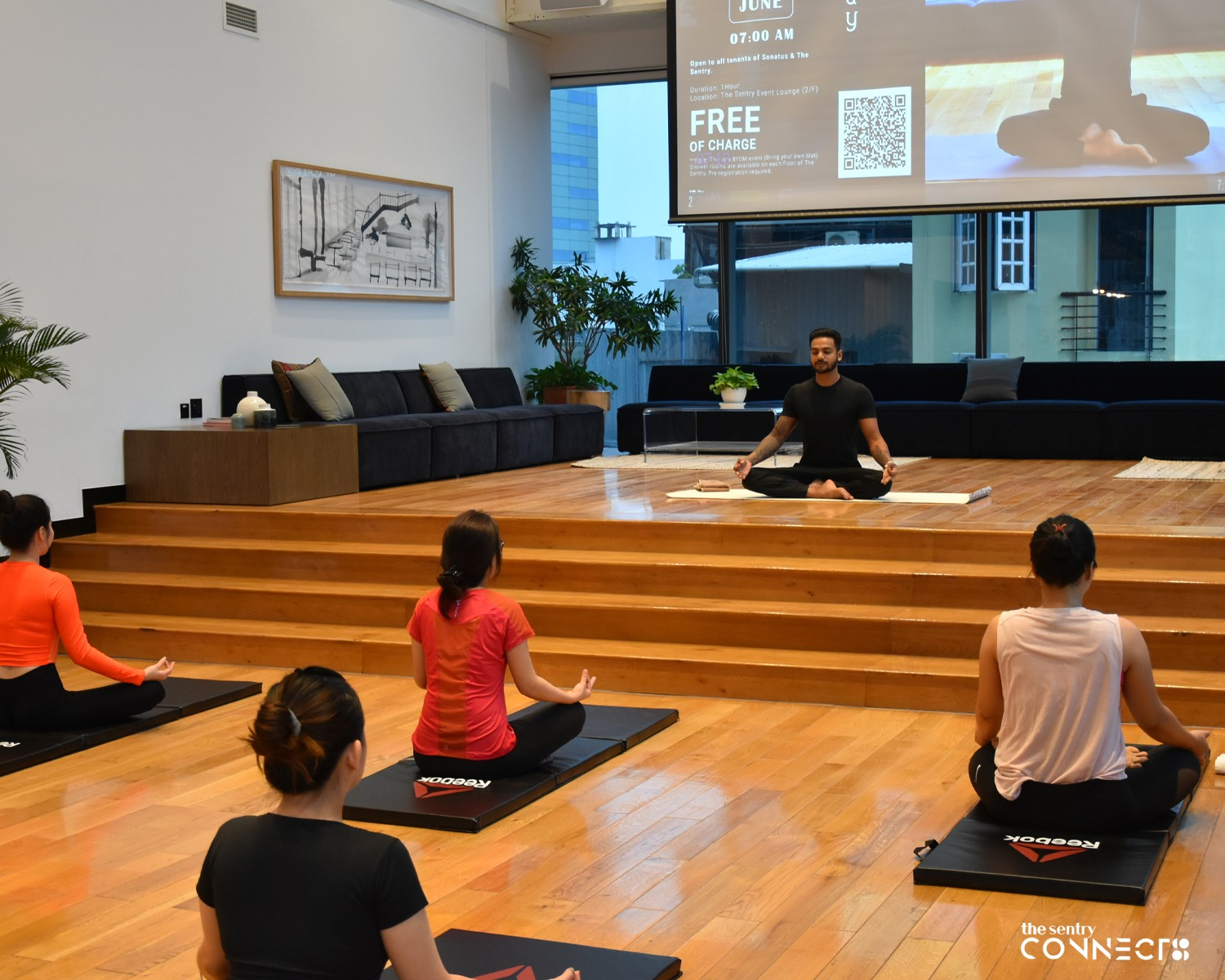 Một lớp học yoga miễn phí trong giờ nghỉ tại The Sentry giúp bạn cân bằng cuộc sống và công việc.