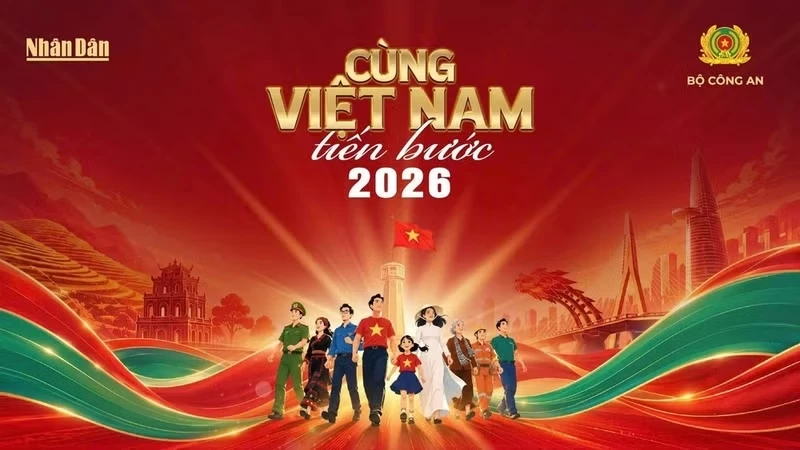 A large number of people participate in the 2025 “Cung Viet Nam Tien Buoc” programme at the Hoan Kiem Lake venue.