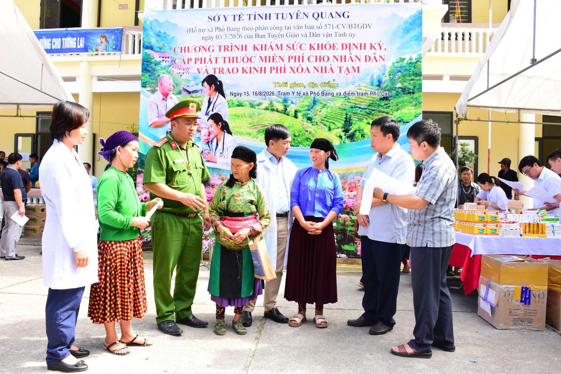 Tư vấn, trò chuyện cùng nhân dân.