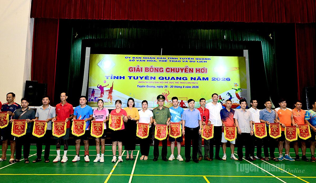 Ban tổ chức trao Cờ lưu niệm cho các đoàn thi đấu.