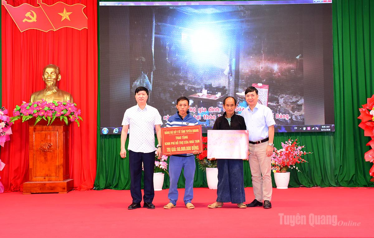 Lãnh đạo Sở Y tế và lãnh đạo xã Phố Bảng trao hỗ trợ xoá nhà tạm cho 2 gia đình trên địa bàn xã.