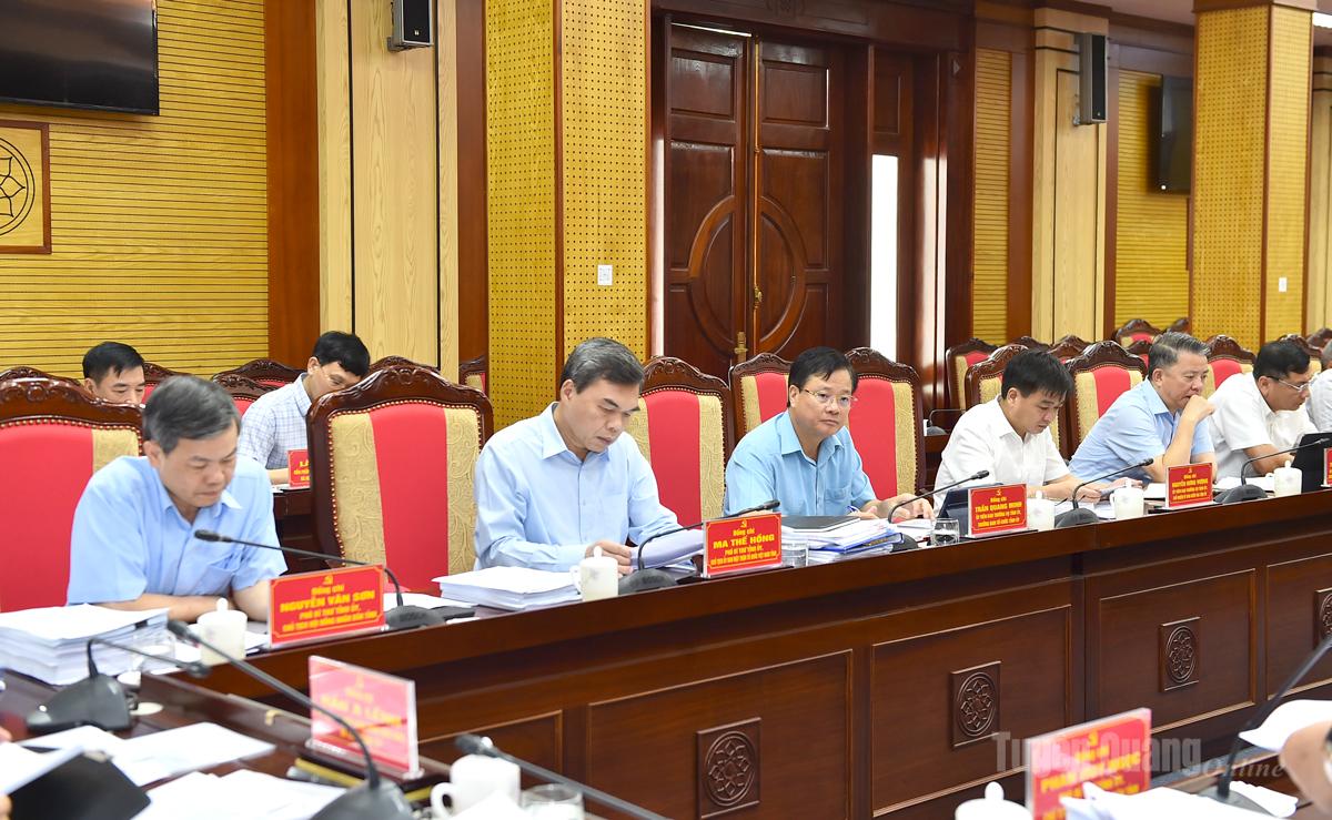 Các đồng chí Thường trực Tỉnh ủy và các đồng chí Ủy viên Ban Thường vụ Tỉnh ủy tại hội nghị.