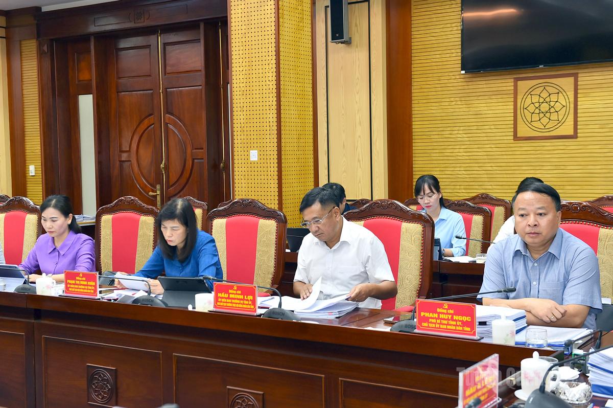Các đồng chí lãnh đạo UBND, HĐND tỉnh tại hội nghị.