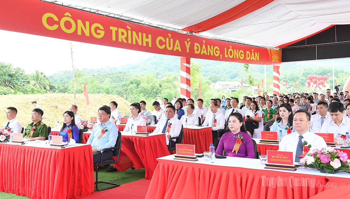 Các đồng chí lãnh đạo tỉnh và các đại biểu dự lễ khánh thành.