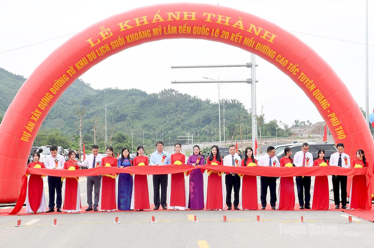 Các đại biểu cắt băng khánh thành dự án.