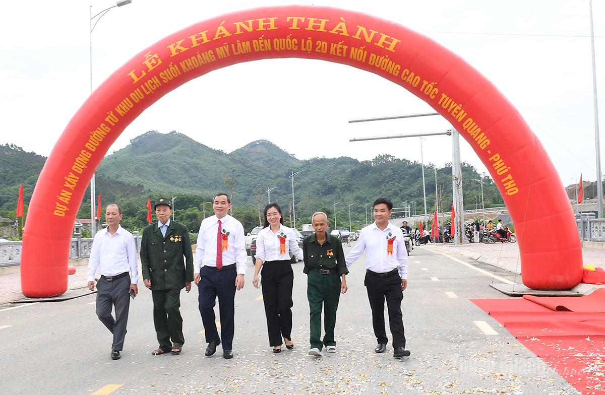 Cán bộ, người dân phường Mỹ Lâm vui mừng, phấn khởi khi tuyến đường được đưa vào sử dụng.