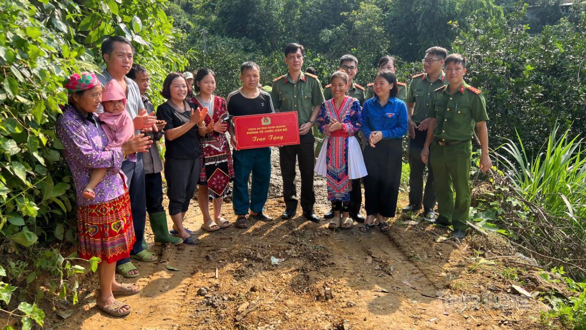 Phòng Tổ chức Công an tỉnh trao kinh phí làm đường bê tông nông thôn cho nhân dân thôn Bắc Triển, xã Kiến Thiết.