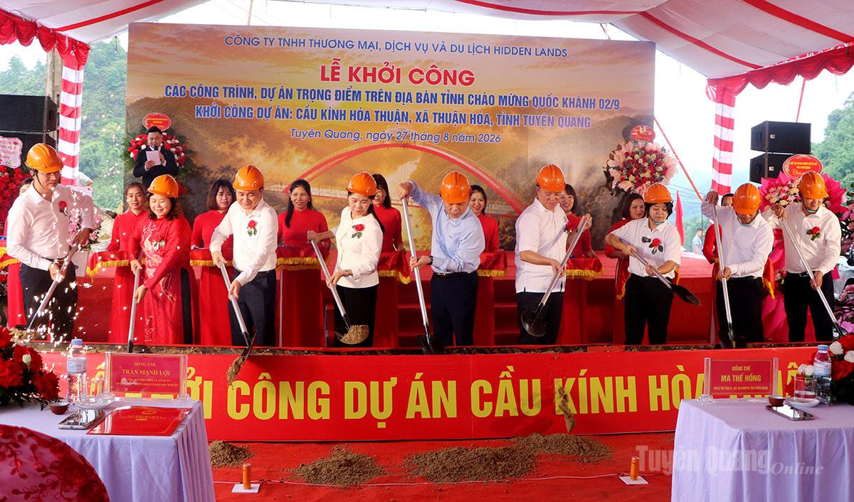 Các đại biểu thực hiện nghi thức khởi công dự án.