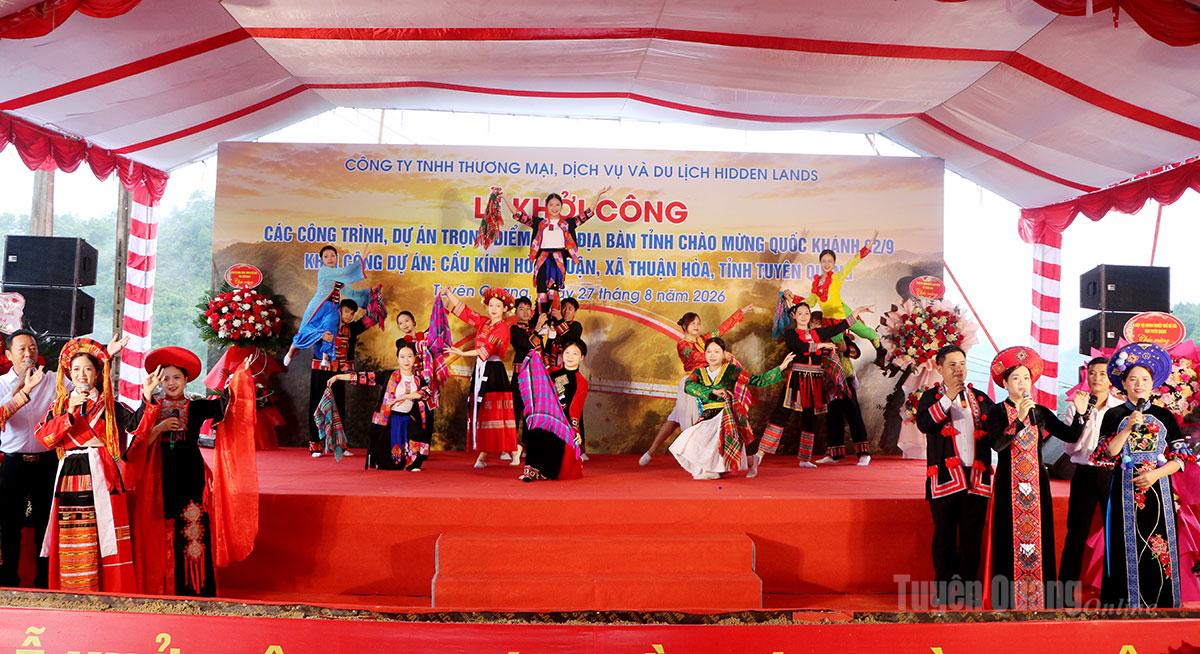 Tiết mục văn nghệ chào mừng Lễ khởi công Dự án cầu kính Hòa Thuận.