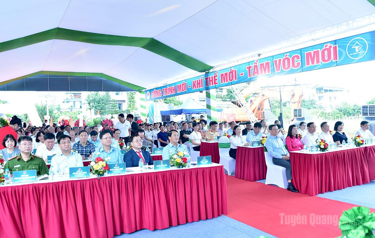 Các đồng chí lãnh đạo tỉnh và các đại biểu dự lễ khởi công dự án.