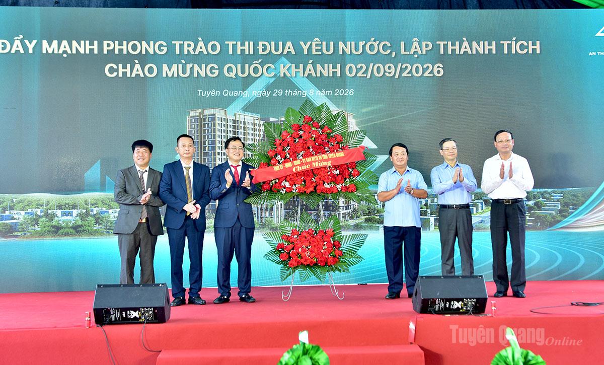 Các đồng chí: Bí thư Tỉnh uỷ Hầu A Lềnh, Chủ tịch HĐND tỉnh Nguyễn Văn Sơn, Phó Chủ tịch Thường trực UBND tỉnh Nguyễn Mạnh Tuấn tặng hoa chúc mừng chủ đầu tư Dự án.