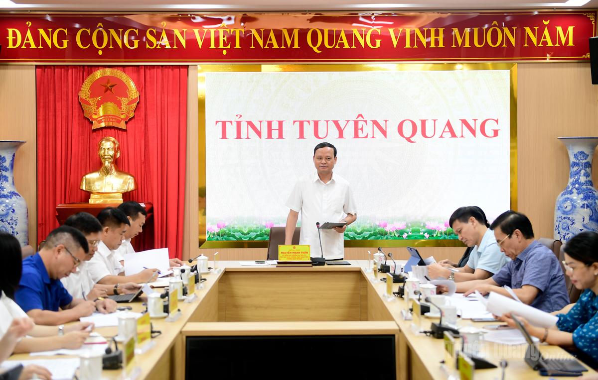 Đồng chí Nguyễn Mạnh Tuấn, Ủy viên Ban Thường vụ Tỉnh ủy, Phó Chủ tịch Thường trực UBND tỉnh, Trưởng Ban chỉ đạo phát triển kinh tế tập thể chủ trì cuộc họp.