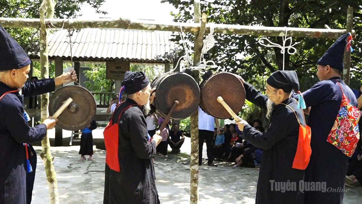 Các nghệ nhân người La Chí thực hiện nghi thức đánh chiêng trong tết Khu Cù Tê.