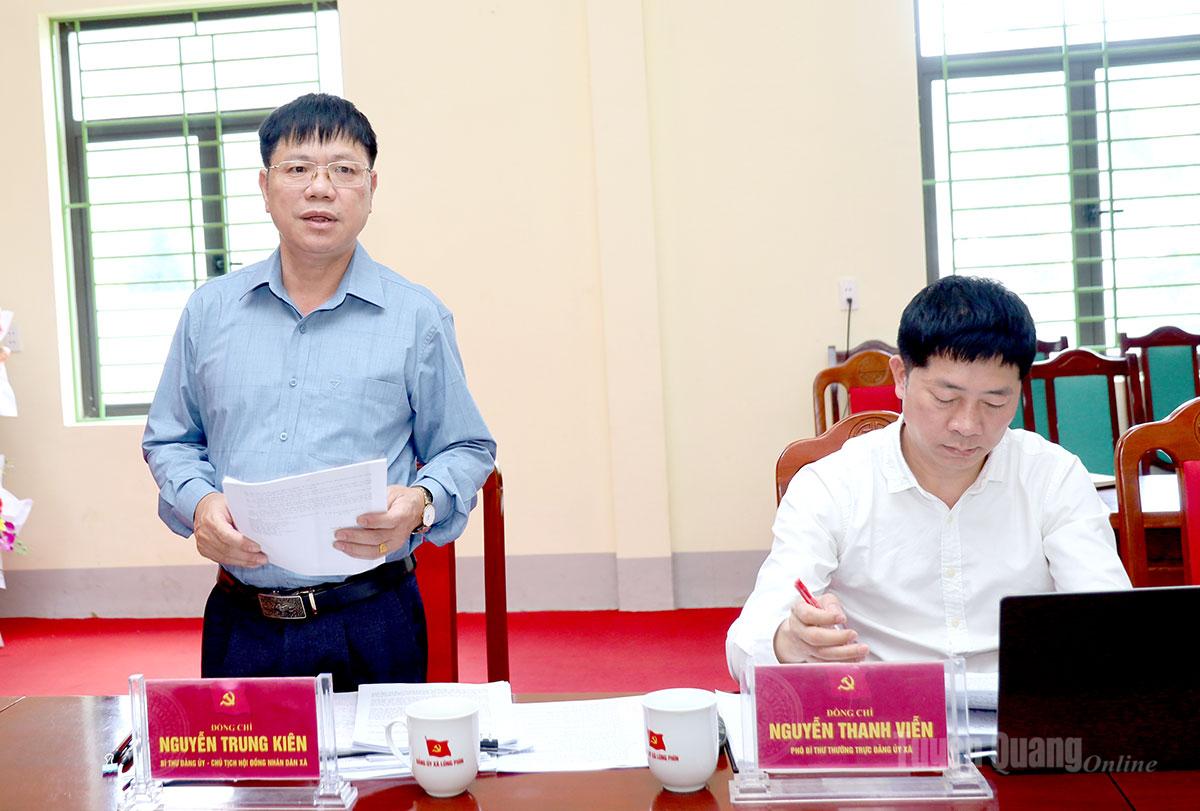Đồng chí Nguyễn Trung Kiên, Bí thư Đảng ủy, Chủ tịch HĐND xã Lũng Phìn báo cáo kết quả thực hiện các nội dung liên quan đến công tác cán bộ của Ban Thường vụ Đảng ủy xã.