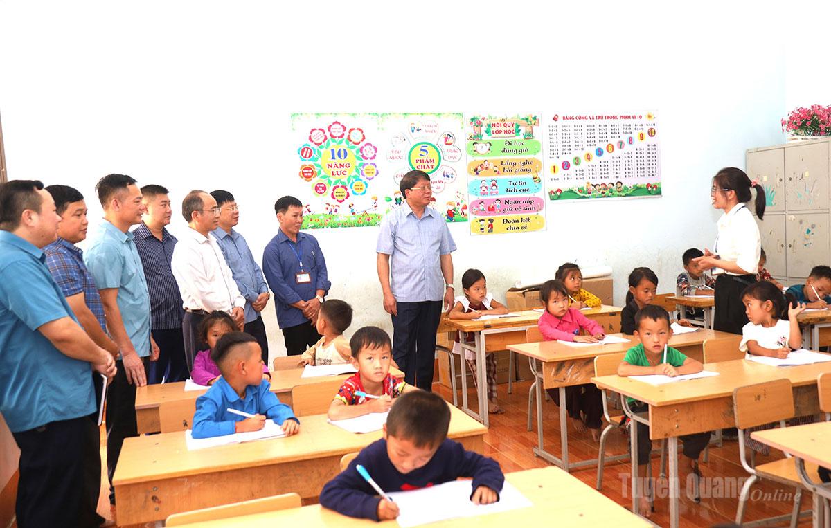 Đồng chí Hà Trung Kiên cùng Đoàn kiểm tra, giám sát kiểm tra công tác chuẩn bị năm học mới tại Trường PTDT Bán trú Tiểu học Lũng Phìn.