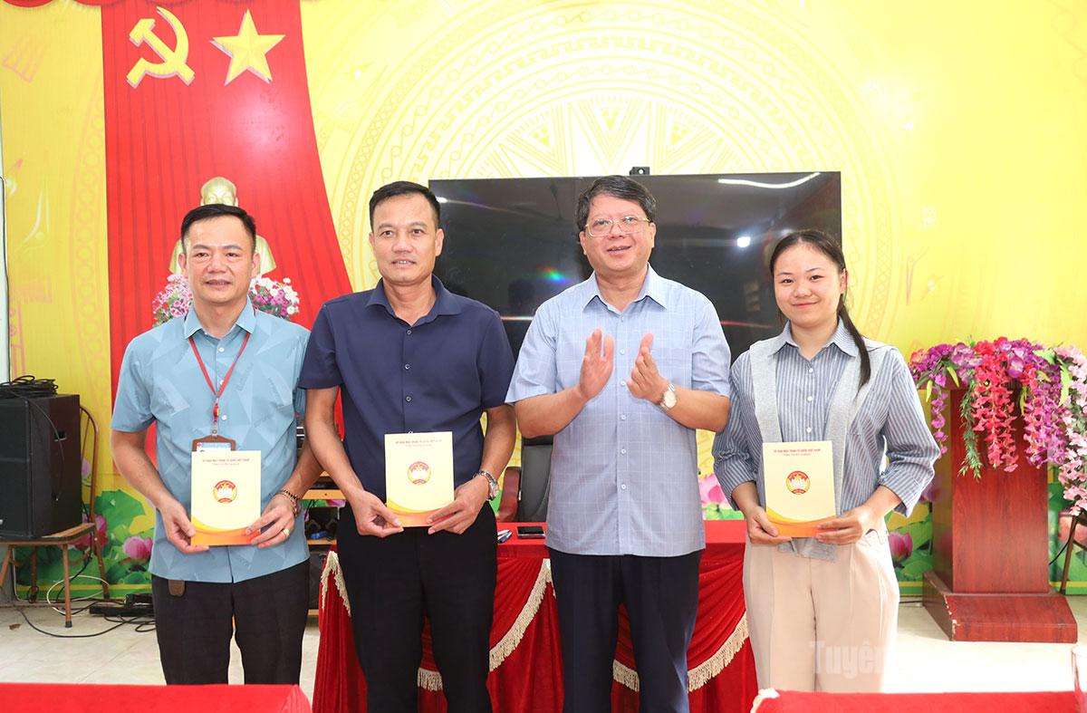 Đồng chí Hà Trung Kiên, Ủy viên Ban Thường vụ Tỉnh ủy, Phó Chủ tịch Thường trực Ủy ban MTTQ Việt Nam tỉnh Tuyên Quang trao tặng quà cho các trường học trên địa bàn xã Lũng Phìn.