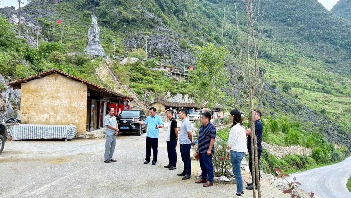  Lãnh đạo xã Đồng Văn kiểm tra cơ sở vật chất các điểm tham quan trên địa bàn để chuẩn bị đón khách 
du lịch trong dịp nghỉ Lễ 2-9.