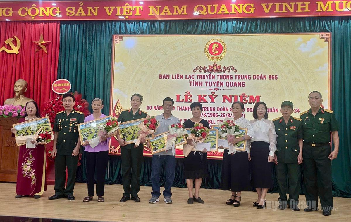 Đại diện Ban liên lạc, đại biểu trao quà cho thân nhân các gia đình liệt sĩ của Trung đoàn.