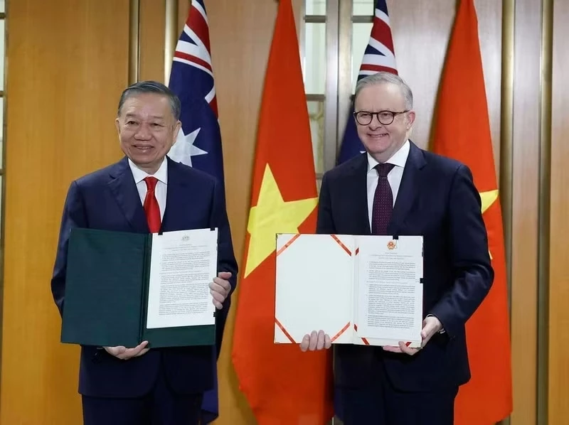 General Secretary of the Communist Party of Viet Nam Central Committee and President To Lam and Australian Prime Minister Anthony Albanese exchange a joint statement (Photo: VNA)