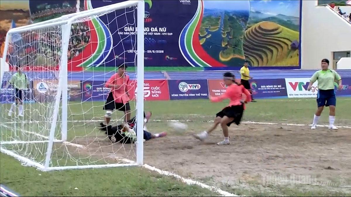 Nguyễn Thị Tươi ghi bàn nâng tỉ số lên 3-1 cho các cầu thủ Lâm Bình.