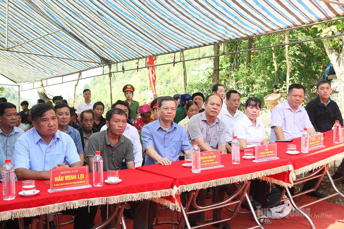 Các đại biểu cùng Nhân dân thôn Sủng Cháng dự Lễ khánh thành tuyến đường giao thông nông thôn.