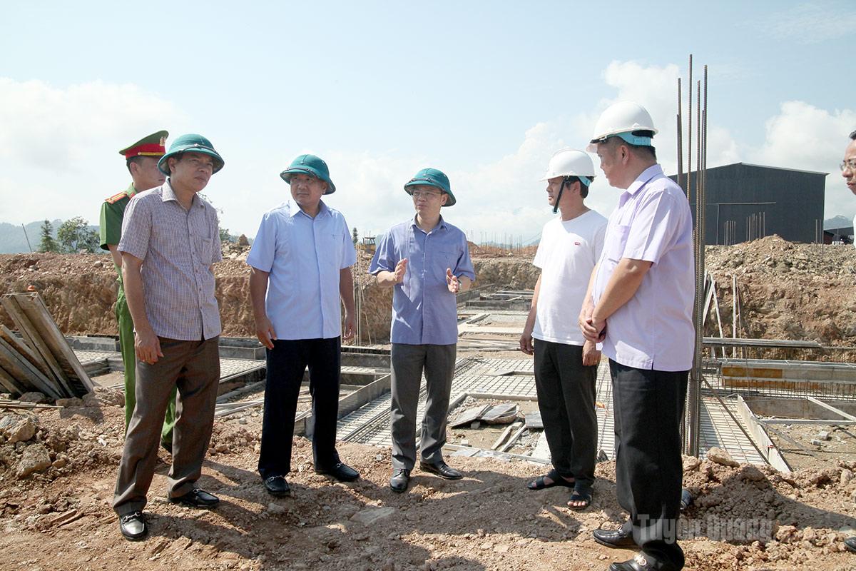 Các đồng chí lãnh đạo tỉnh kiểm tra tiến độ thi công dự án Trường Phổ thông nội trú liên cấp Tiểu học và THCS Thắng Mố.