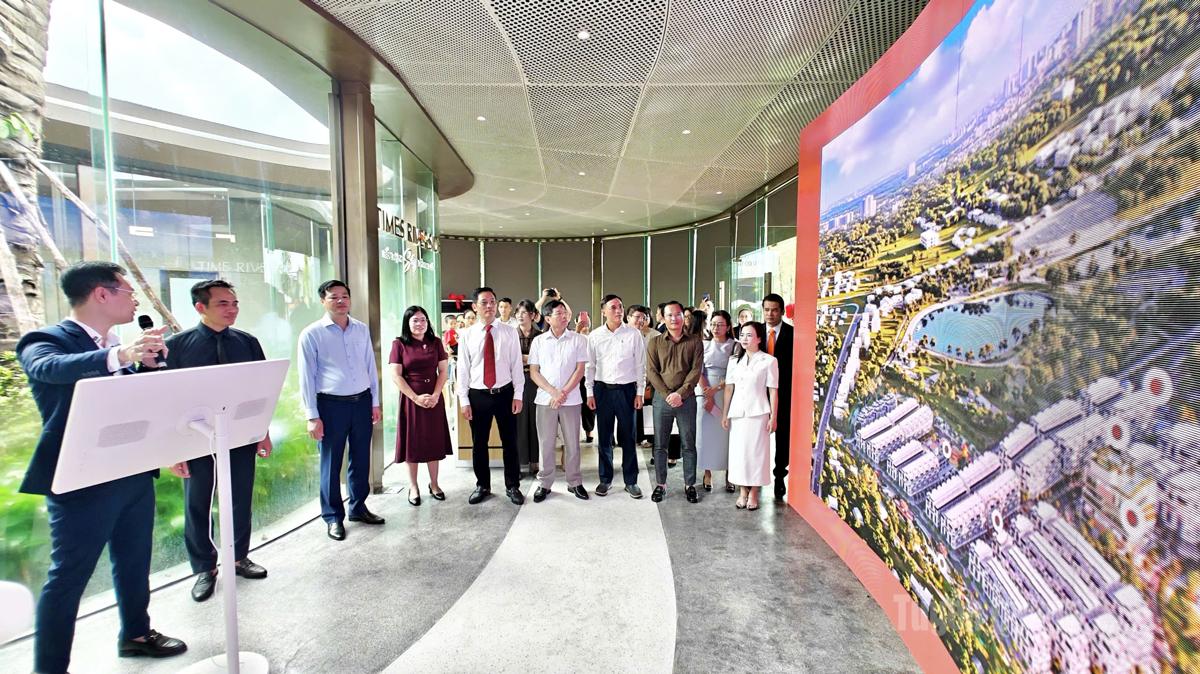 Khách mời trải nghiệm không gian Phòng Bán hàng mới của dự án.