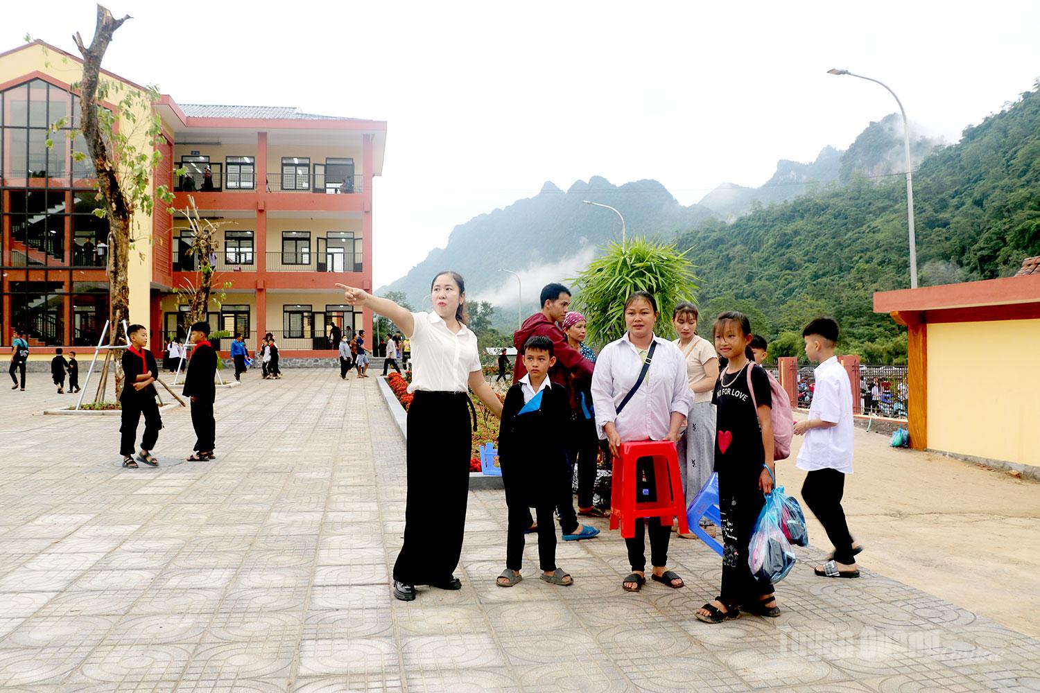 Giáo viên Trường Phổ thông nội trú liên cấp Tiểu học và THCS Thanh Thủy đón những học sinh đầu tiên về với mái trường mới.