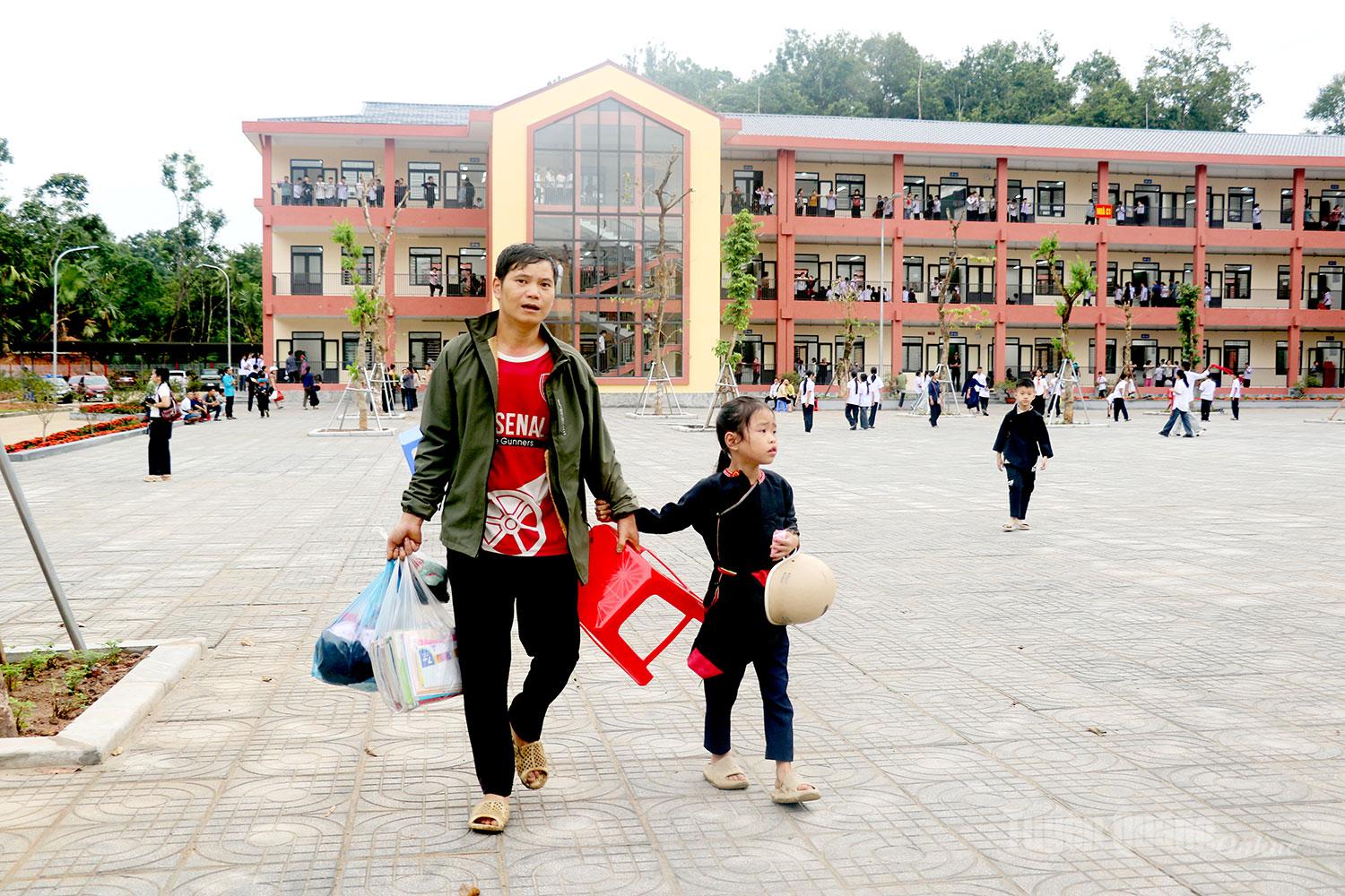 Anh Bàn Văn Chải, phụ huynh em Bàn Ngọc Ánh, thôn Xà Phìn, chuẩn bị cho con hành trang bước vào cuộc sống nội trú. Bên cạnh sách vở là những vật dụng thân quen, gửi theo cả tình yêu và sự chăm chút của gia đình.