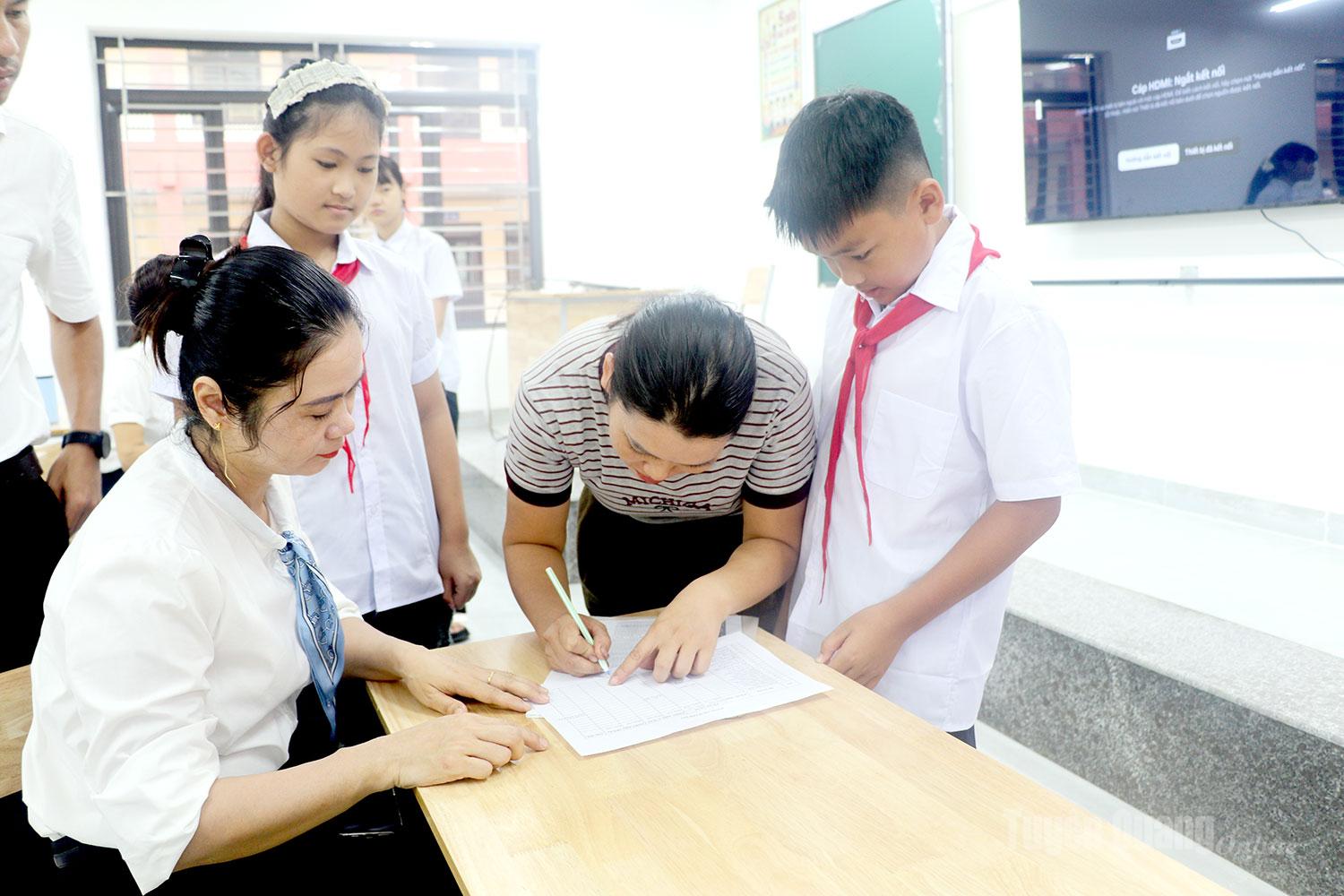 Chị Hà Thị Xuyên đưa con đến nhận lớp, thầy cô, nhà trường giúp con nâng cánh ước mơ.