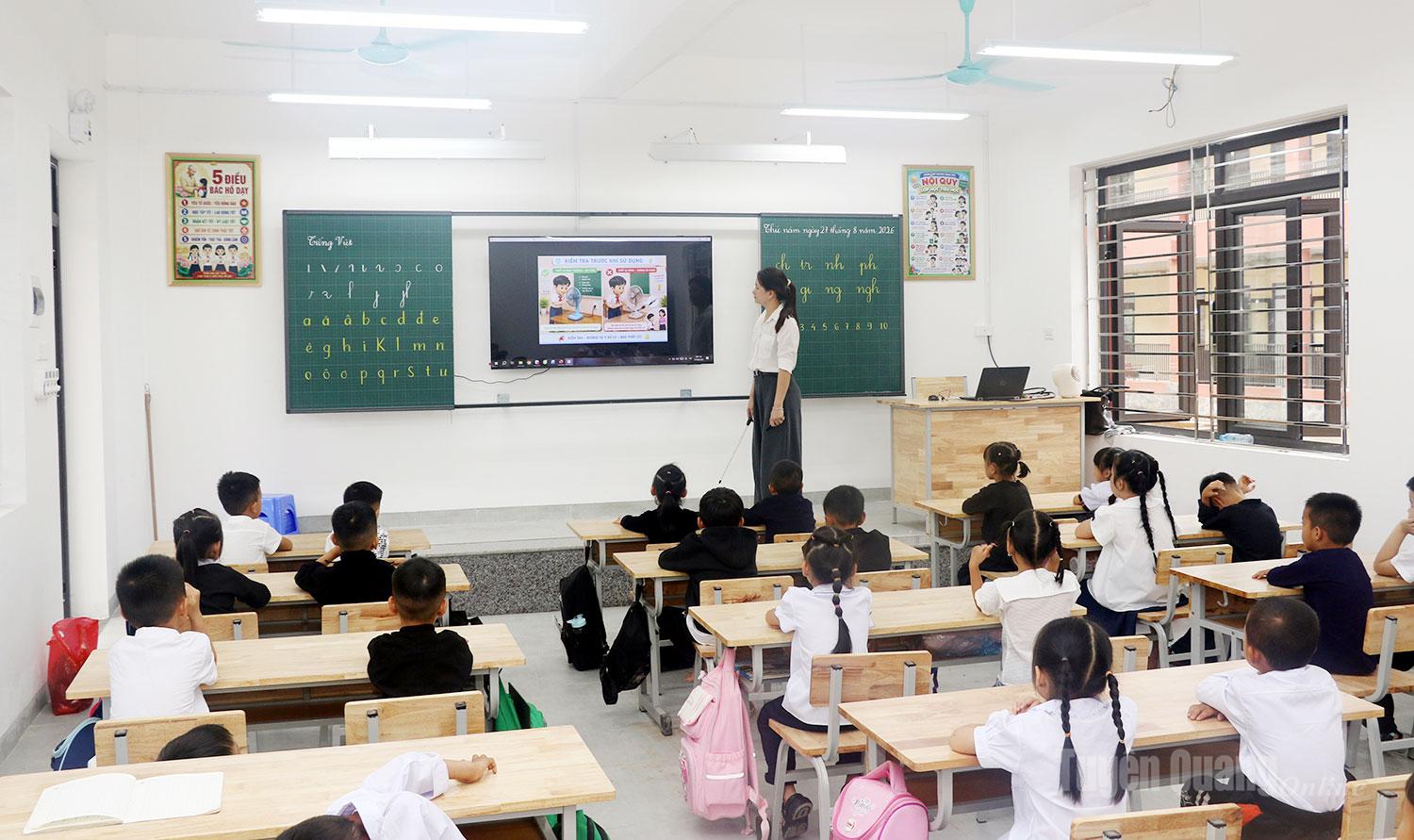 Phòng học mới khang trang, rộng rãi, đầy đủ trang thiết bị – nơi những bài học đầu tiên được bắt đầu trong một hành trình mới.