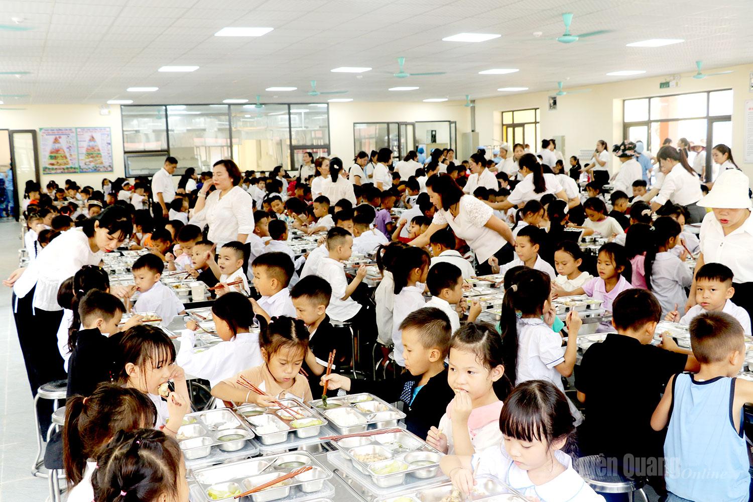 Bữa cơm đầu tiên dưới mái trường nội trú. Những gương mặt còn ngơ ngác trở nên quen dần trong không khí thân tình của một mái nhà chung.