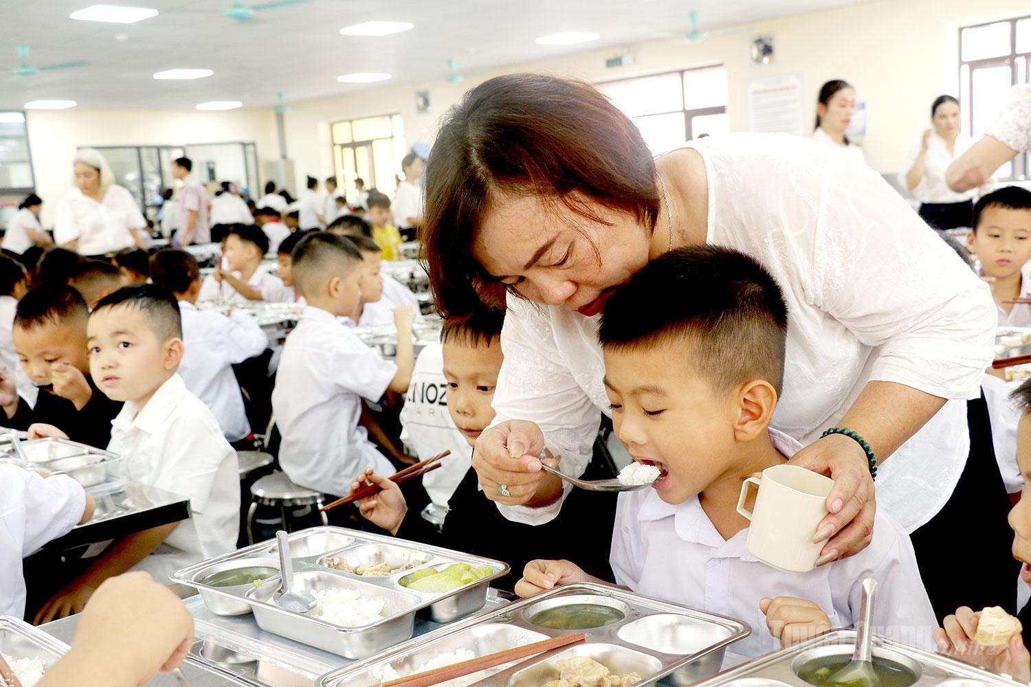 Từ những bữa cơm, giấc ngủ đến từng sinh hoạt nhỏ, sự chăm sóc tận tình của thầy cô giúp học sinh dần quen với cuộc sống mới, vơi đi nỗi nhớ gia đình.