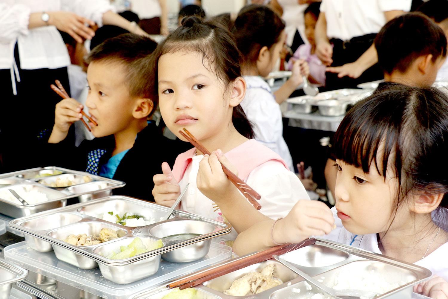 Dưới mái trường mới, những bữa ăn đủ đầy dinh dưỡng tiếp thêm sức khỏe, niềm vui để các em yên tâm học tập, trưởng thành và nuôi dưỡng ước mơ.