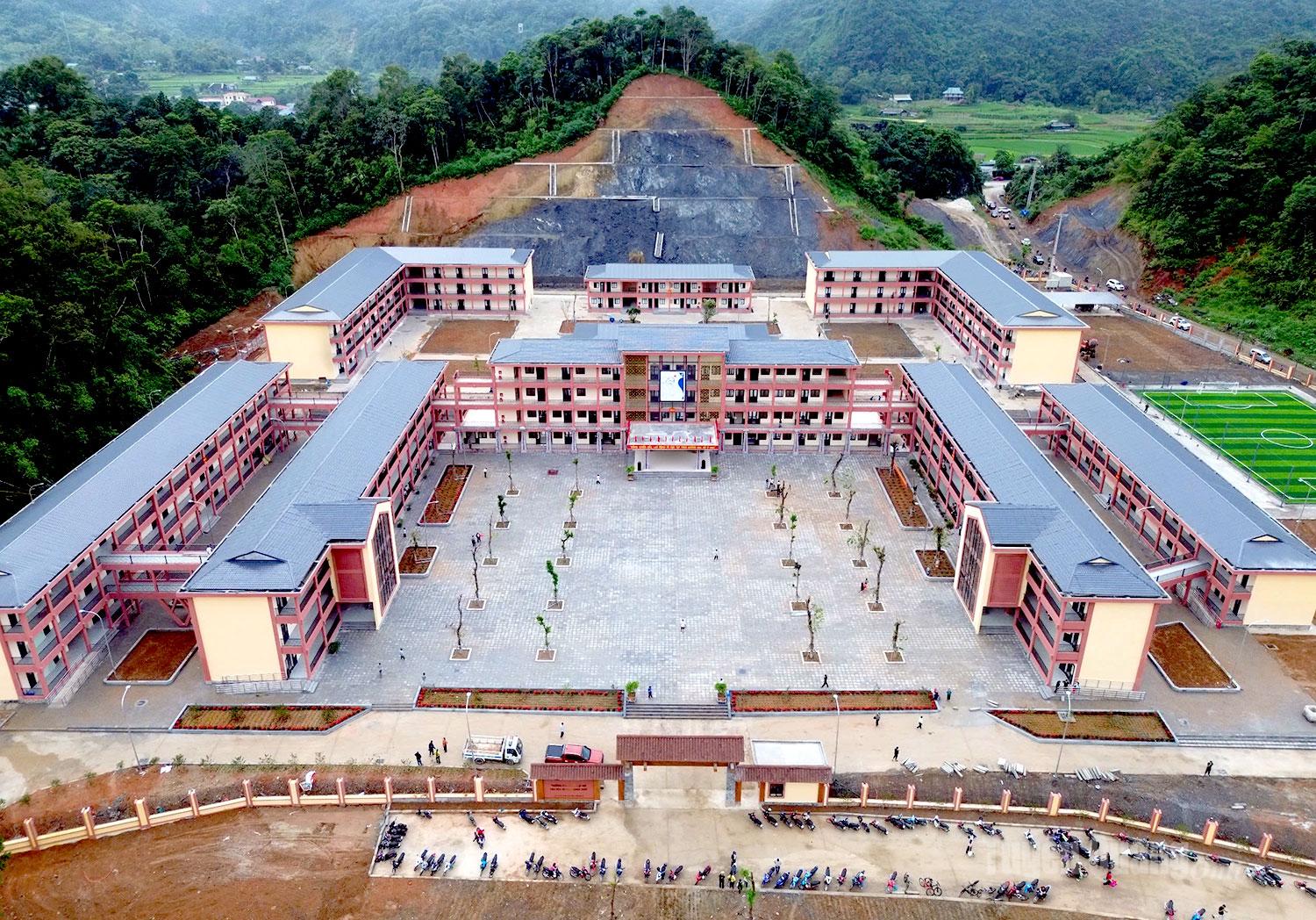 Trường PTNT liên cấp Tiểu học và THCS Thanh Thuỷ khang trang với 10 hạng mục được đầu tư đồng bộ, mở ra một không gian học tập, sinh hoạt tốt hơn cho học sinh và một khởi đầu mới cho những ước mơ tuổi thơ.
