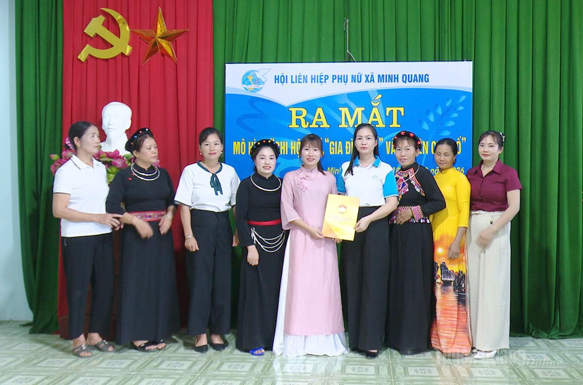 Lãnh đạo Hội LHPN xã Minh Quang trao quyết định thành lập mô hình “Chi hội số”, “Gia đình số”.