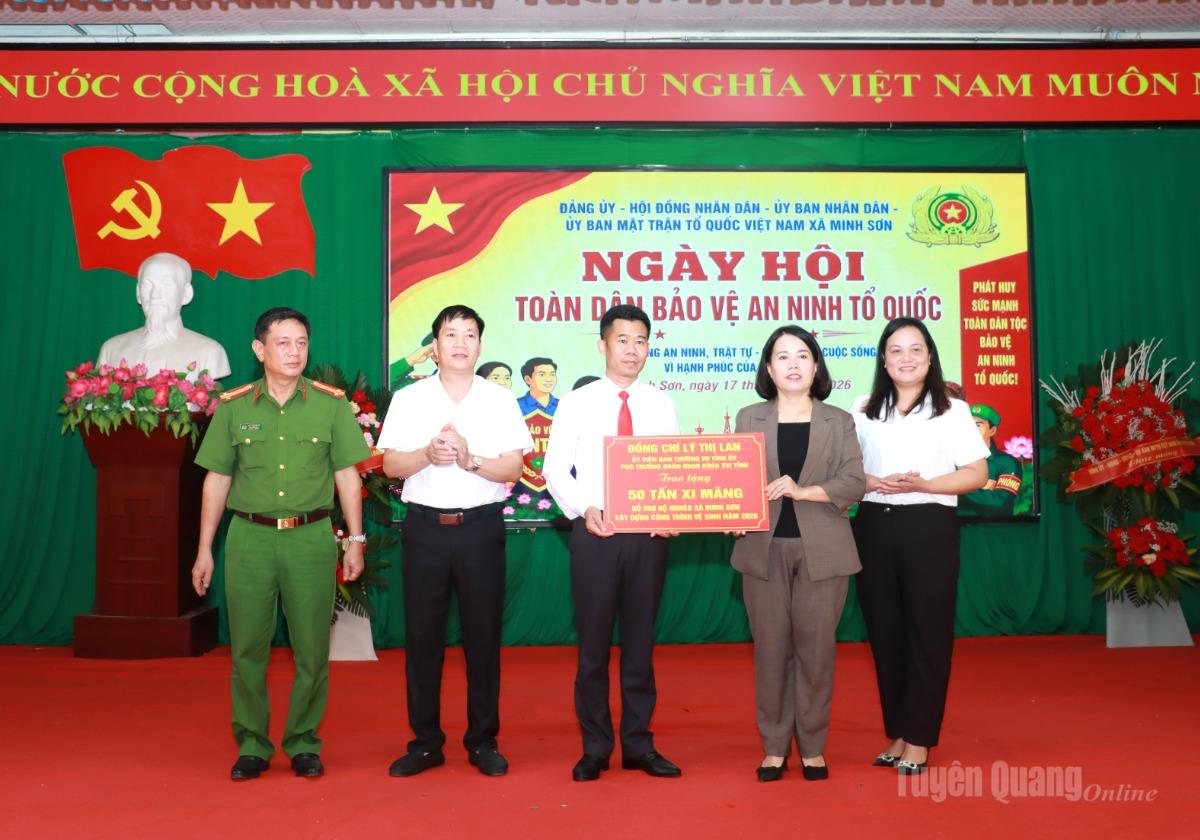 Đồng chí Lý Thị Lan, Phó Trưởng đoàn ĐBQH chuyên trách khóa XVI tỉnh tặng xã Minh Sơn 50 tấn xi măng để thực hiện công tác an sinh xã hội.