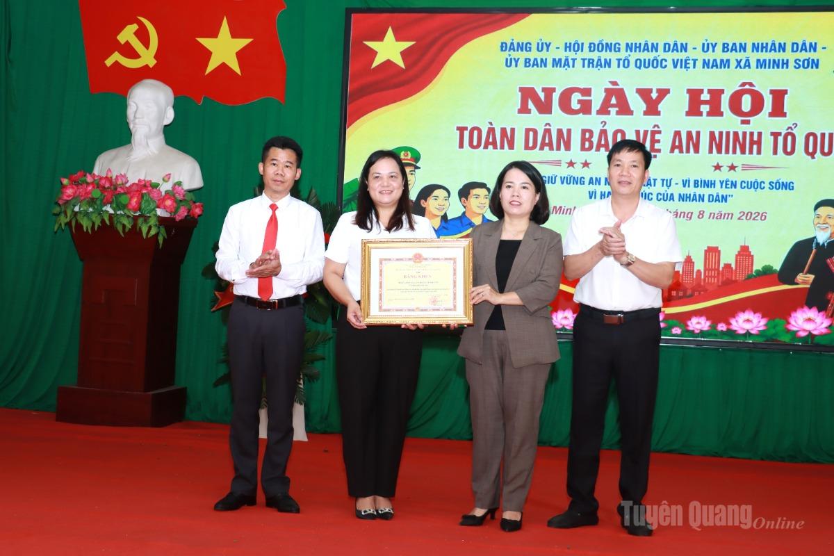Phó Trưởng đoàn ĐBQH chuyên trách khóa XVI tỉnh Lý Thị Lan trao Bằng khen của Chủ tịch UBND tỉnh cho Nhân dân và cán bộ xã Minh Sơn vì có thành tích xuất sắc trong phong trào Toàn dân bảo vệ an ninh Tổ quốc.